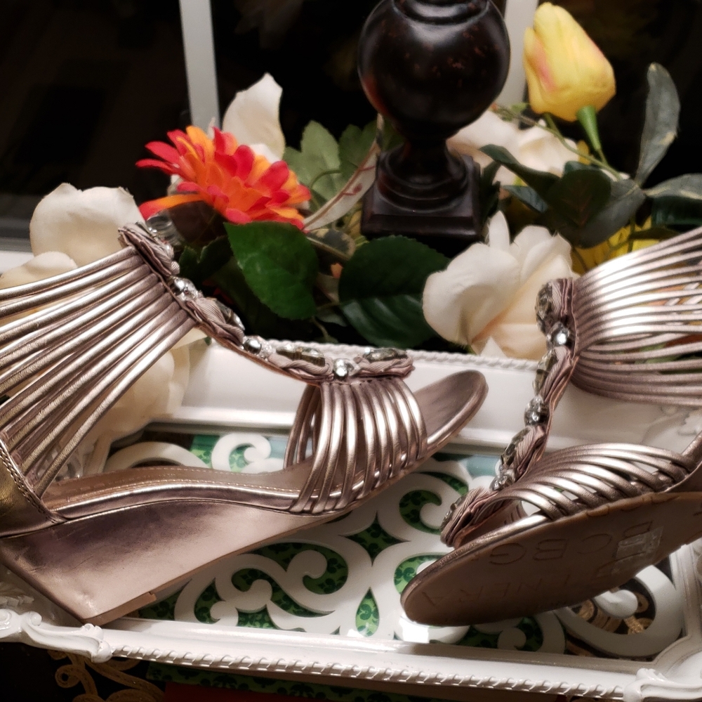 🛍BCBG Wedge  Sandals